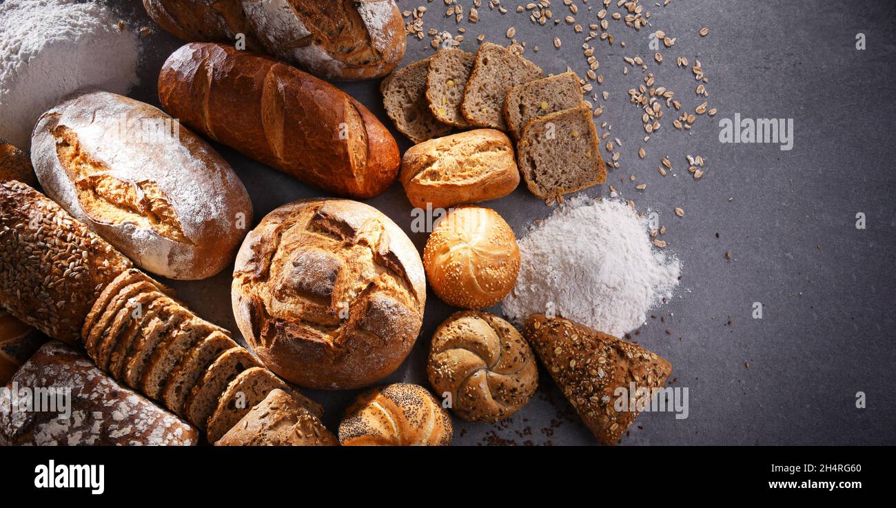 Productos variados de panadería, incluyendo panes y panecillos Foto de stock