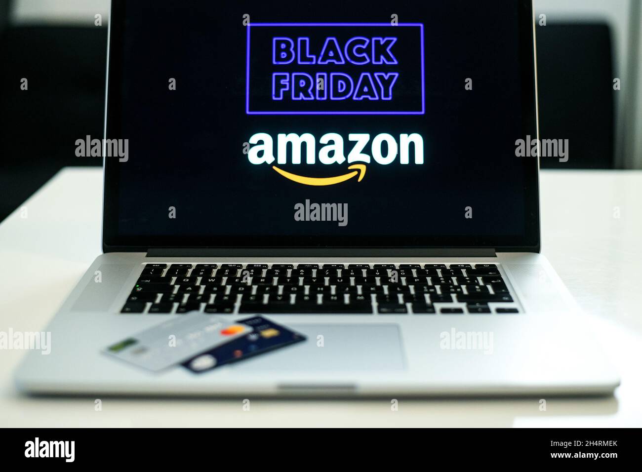 Compra de regalos de Navidad en la tienda online de Amazon el viernes  negro. En el monitor del portátil. Compra de regalos de Navidad. Comercio  electrónico, tecnología, shopp Fotografía de stock -