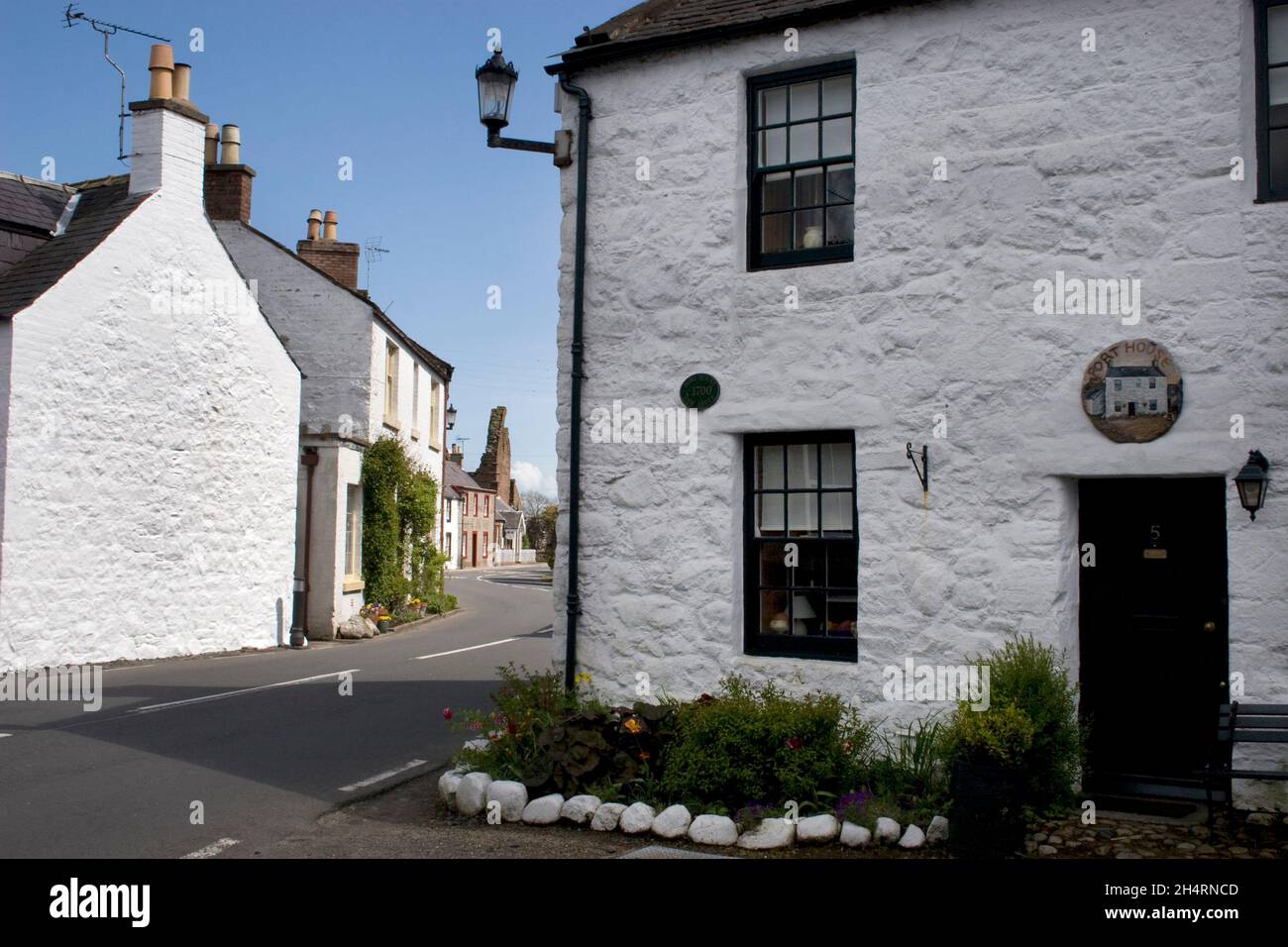 Histórico Port House y casas encaladas en el pueblo de New Abbey con Sweetheart Abbey, Dumfries & Galloway, Escocia Foto de stock