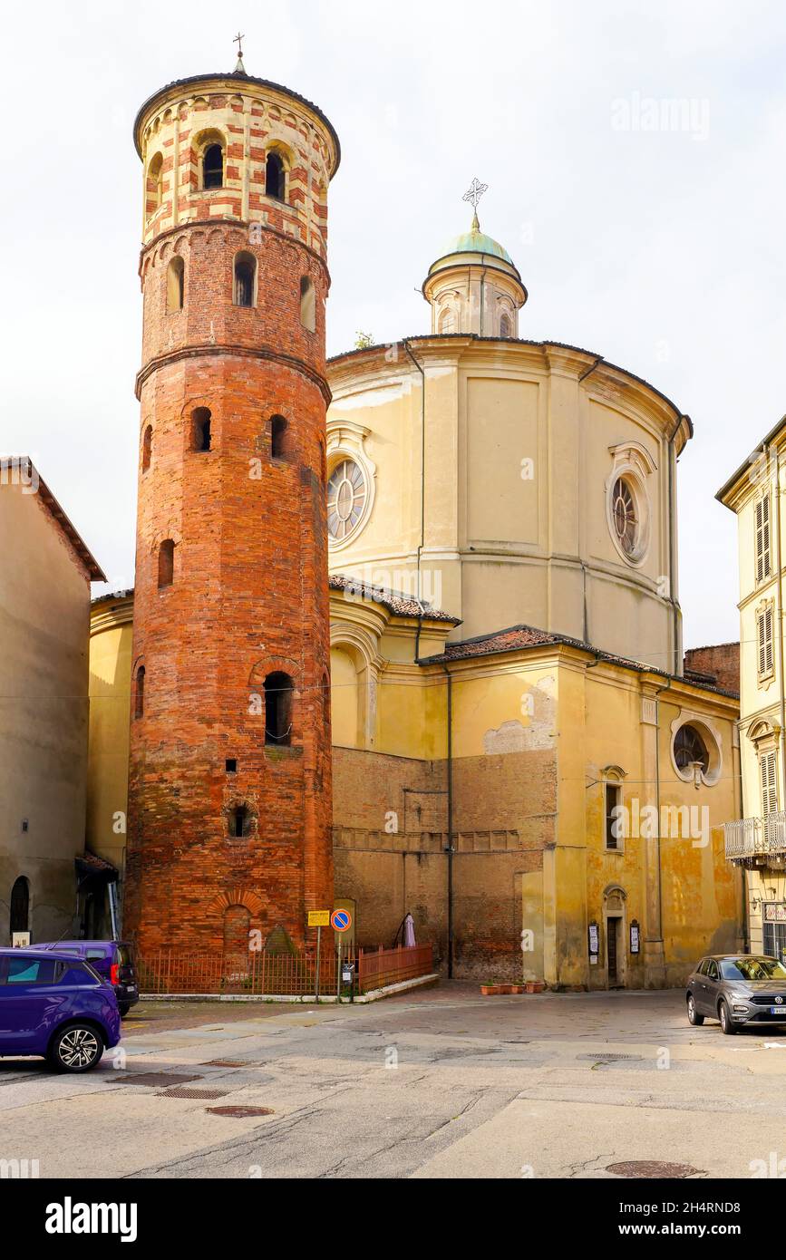 Torre Roja Medieval (Torre Rossa) e Iglesia de Santa Catalina, en Asti, Piamonte Region, Italia. Foto de stock