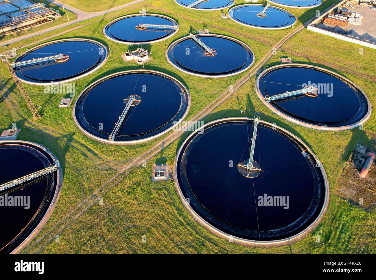 Planta de tratamiento de aguas residuales. Tratamiento de aguas residuales  Uso de agua. Filtración de efluentes y aguas residuales. Soluciones  Industriales para Tratamiento de Aguas Alcantarilladas y Recreación  Fotografía de stock -