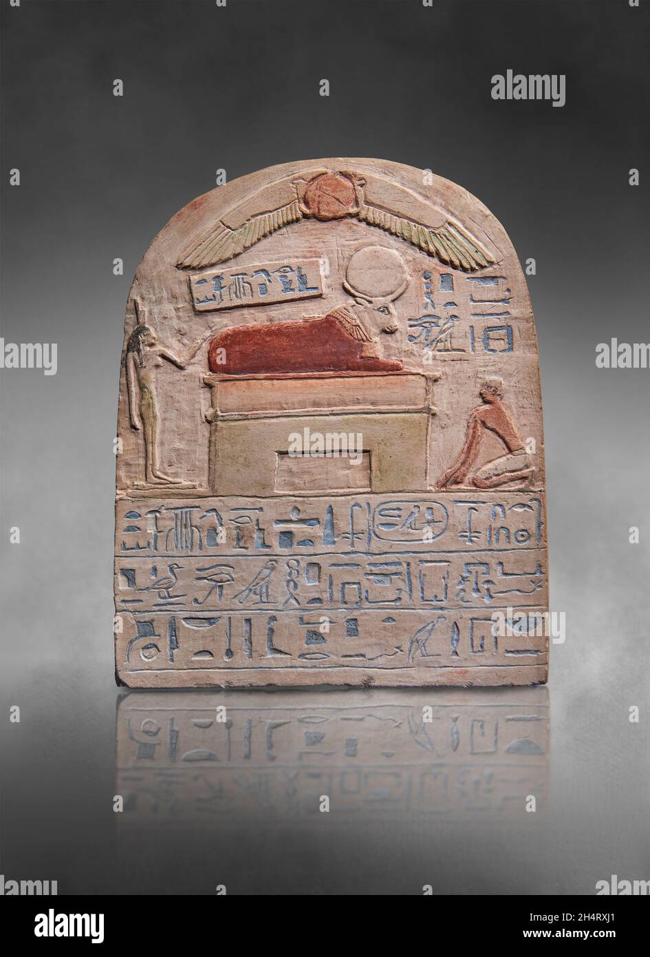 Antigua estela egipcia dedicada a Horoudja baliff del templo Ptah y el toro Apis, 643 aC, encontrado en Serapeum de Memphis. El Museo del Louvre N54 Foto de stock