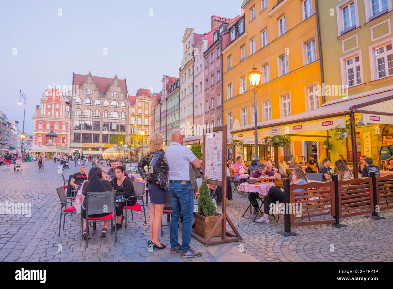 Restaurante terrazas, Rynek, plaza del mercado, casco antiguo, Wroclaw, Polonia Foto de stock