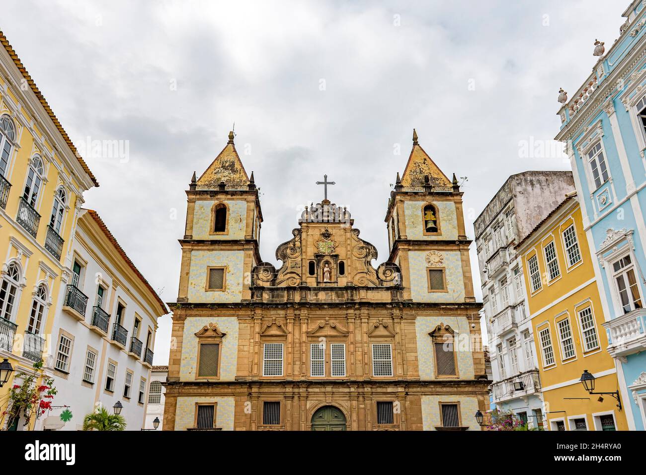 Antigua iglesia barroca en la plaza Pelourinho en la ciudad de Salvador, Bahía Foto de stock