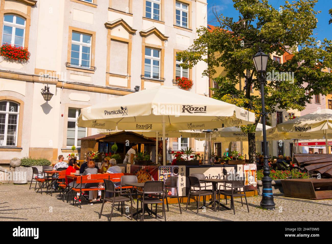 Bar y restaurante terraza, frente al ayuntamiento, Rynek Jeleniogórski, plaza principal, Jelenia Gora, Polonia Foto de stock