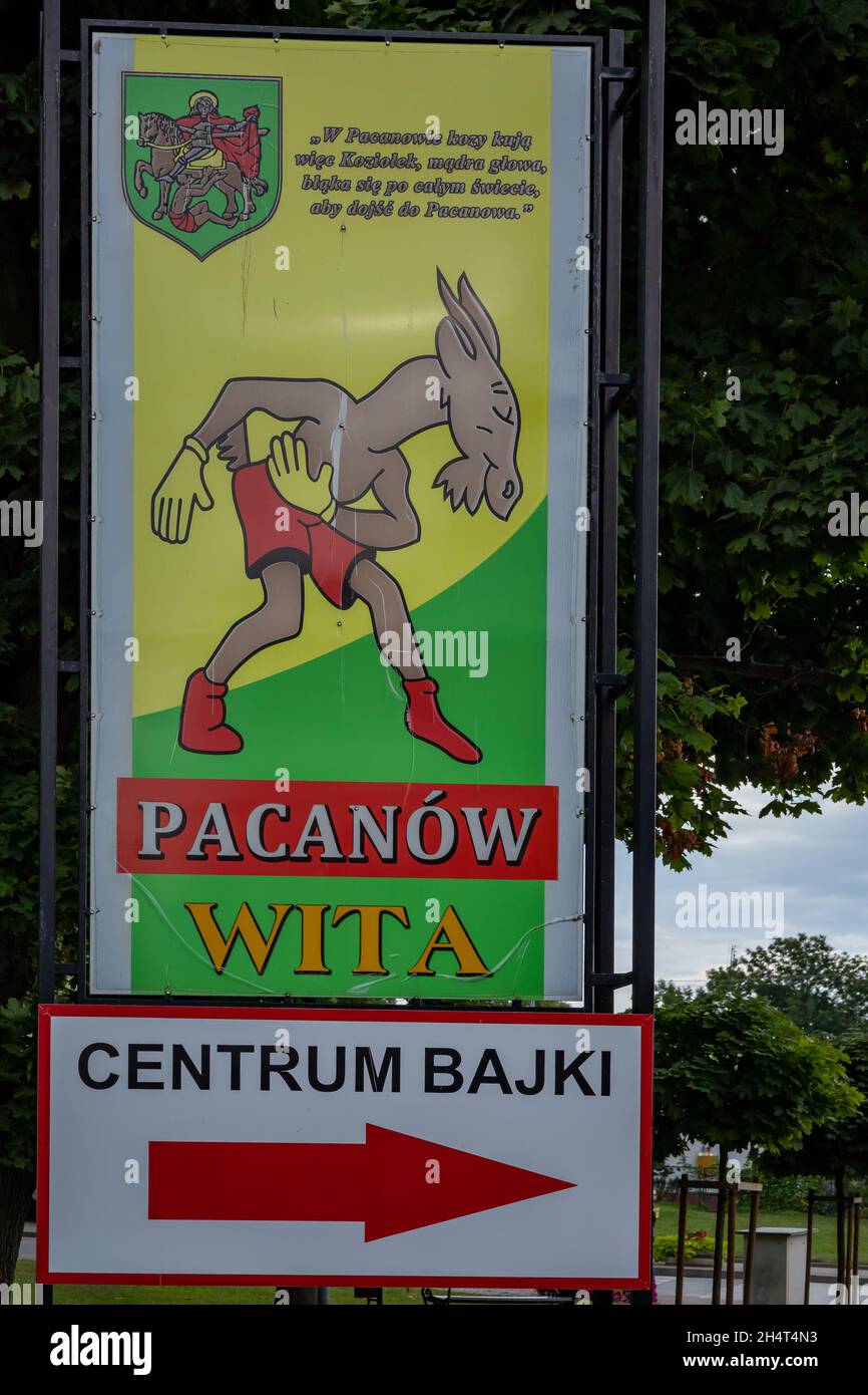 Pacanow, POLONIA - 1 de agosto de 2021: Un tablero con Matolek el héroe de dibujos animados Billy Goat, entrada al Centro Europeo de Cuentos de Hadas en Pacanow. Foto de stock