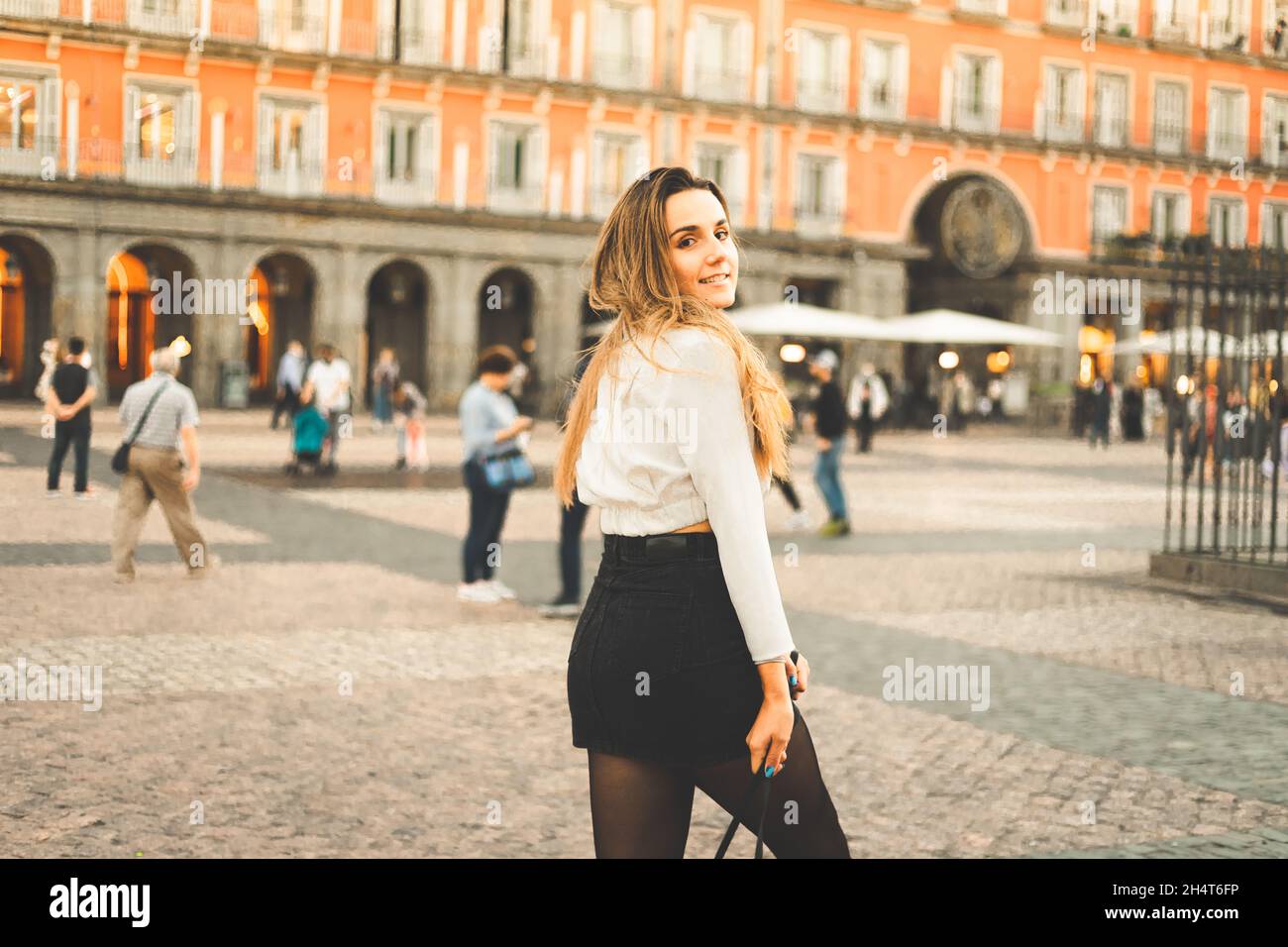 Retrato de una joven caucásica con una blusa blanca y una falda negra en la  Plaza Mayor de Madrid, España Fotografía de stock - Alamy