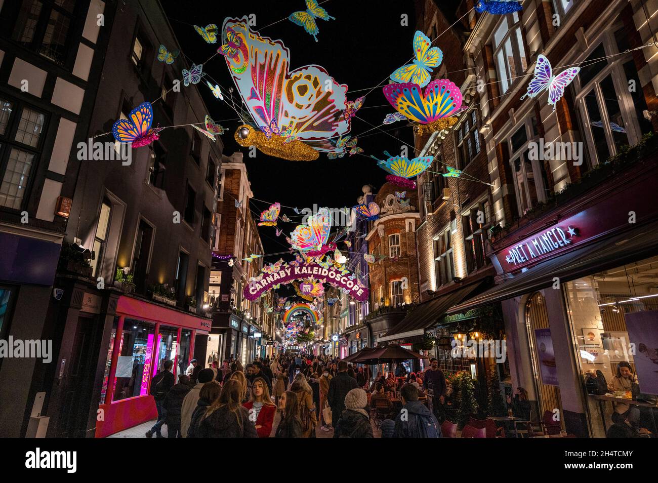 Facturable intelectual Mansedumbre Londres, Reino Unido. 4 de noviembre de 2021. Las luces de Navidad en  Carnaby Street se han encendido. El tema de este año es Carnaby  Caleidoscope, con una serie de mariposas multicolores