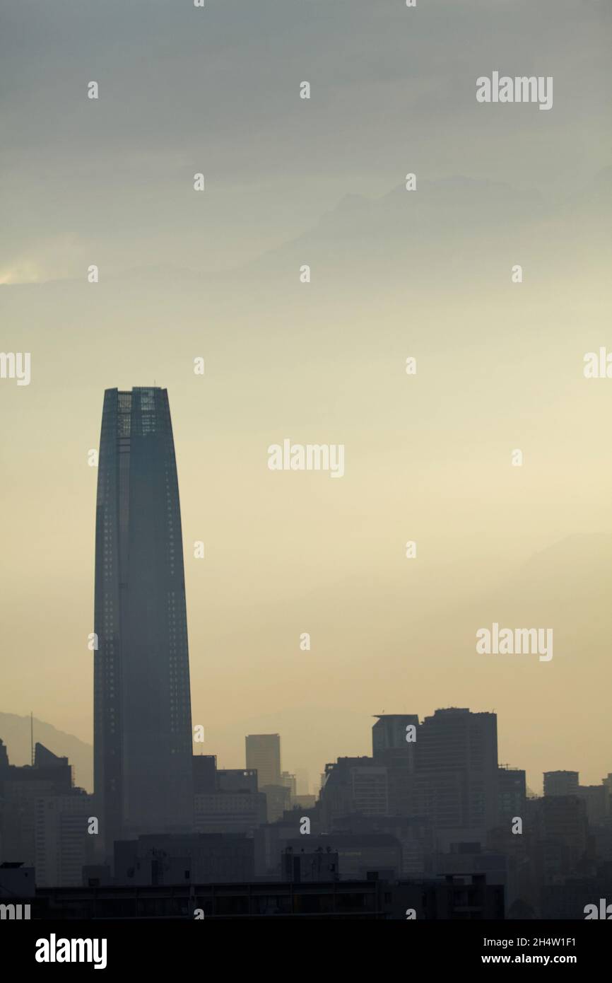 Contaminación atmosférica, rascacielos Sky Costanera, Santiago y los Andes, Chile, Sudamérica Foto de stock
