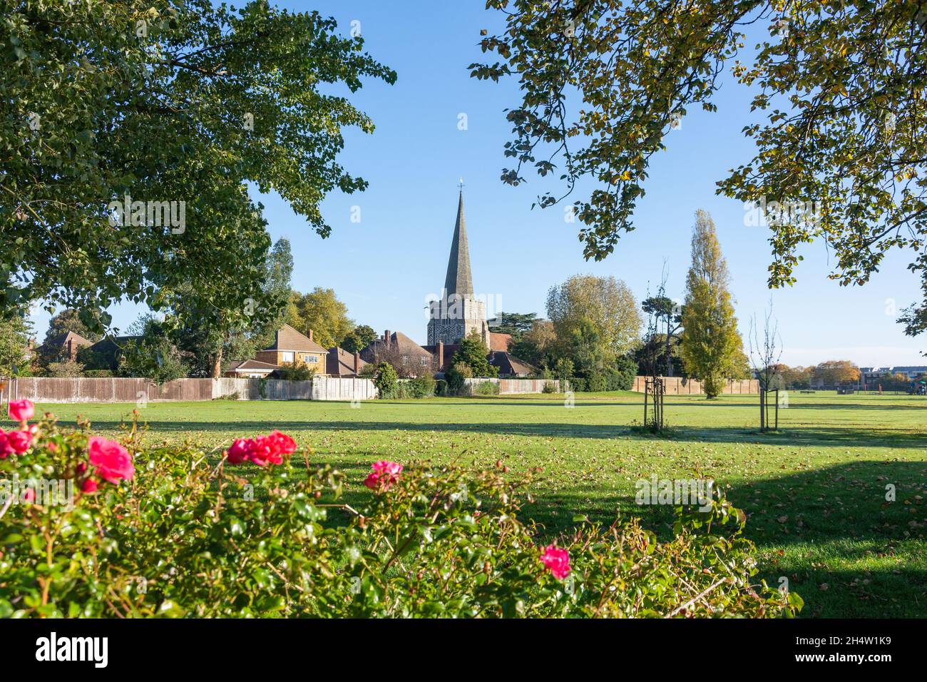 St Mary's Church y Old Village a través de campos de juego, Town Lane, Stanwell, Surrey, Inglaterra, Reino Unido Foto de stock