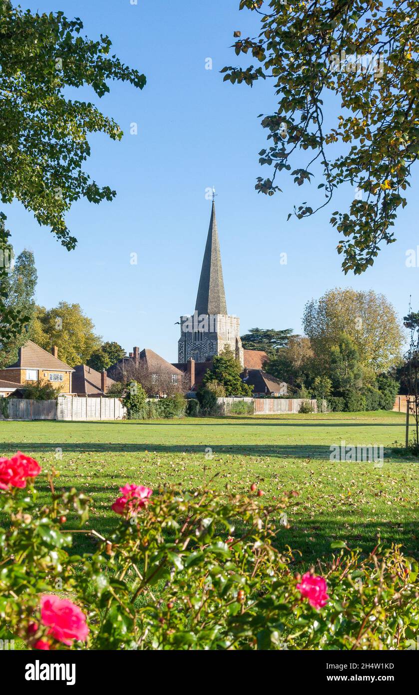 St Mary's Church y Old Village a través de campos de juego, Town Lane, Stanwell, Surrey, Inglaterra, Reino Unido Foto de stock