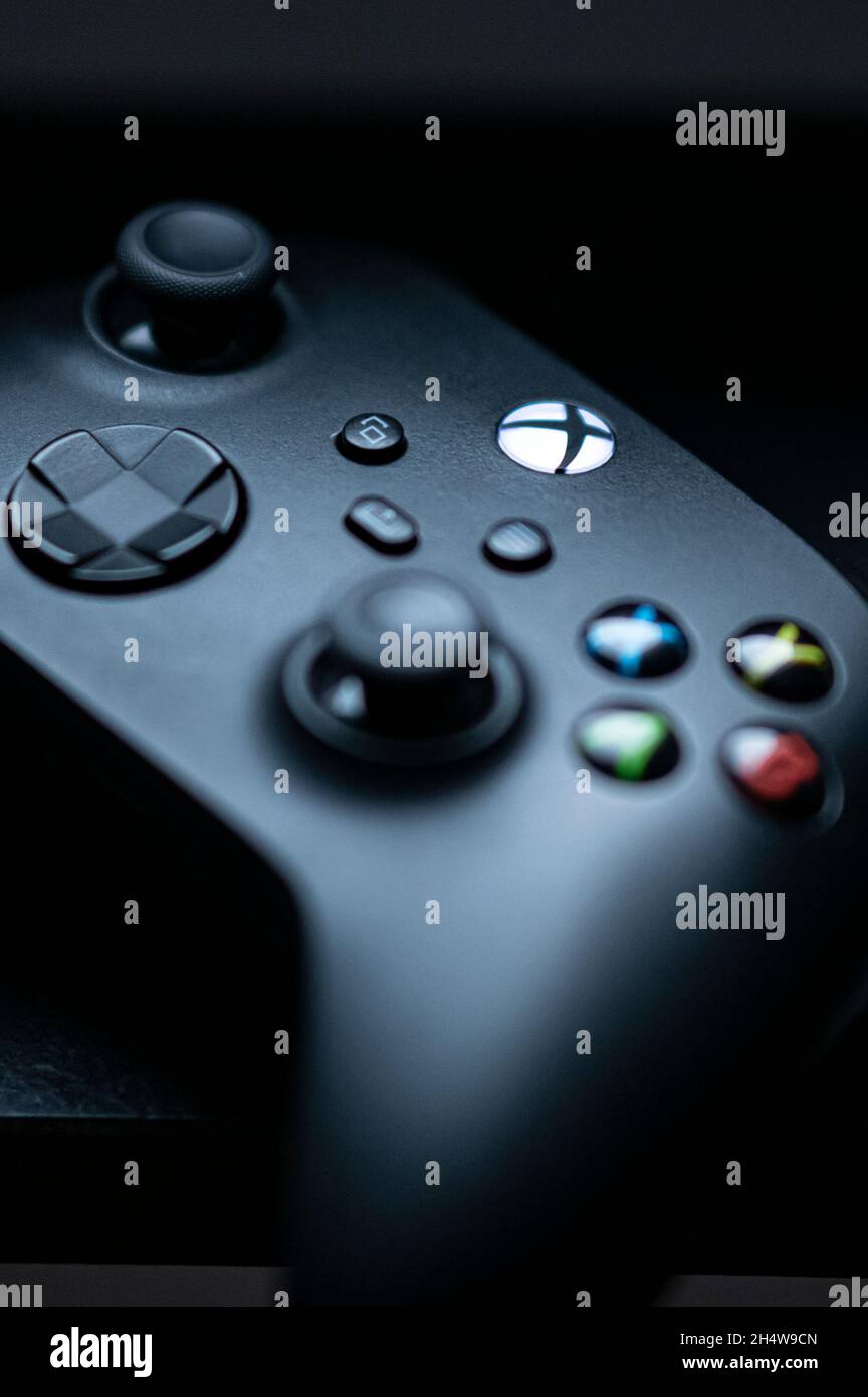 Berlín, Alemania. 04th Nov, 2021. Un controlador de la consola de juegos  Xbox Series X está sobre la mesa. PlayStation 5 y Xbox Series X han estado  en el mercado durante un