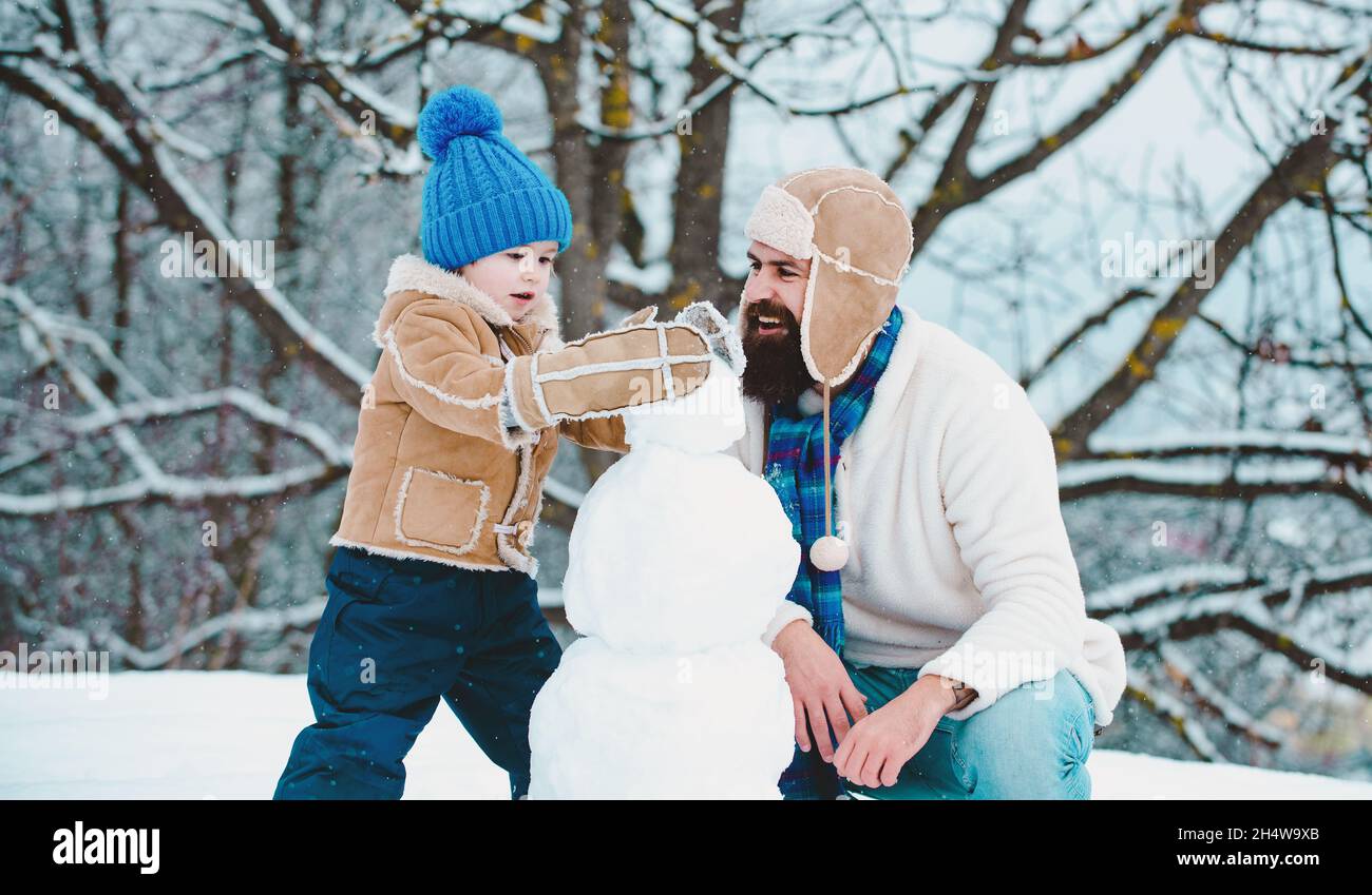 Corredor en traje de muñeco de nieve. Mujer en conjunto navideño  humorístico Fotografía de stock - Alamy