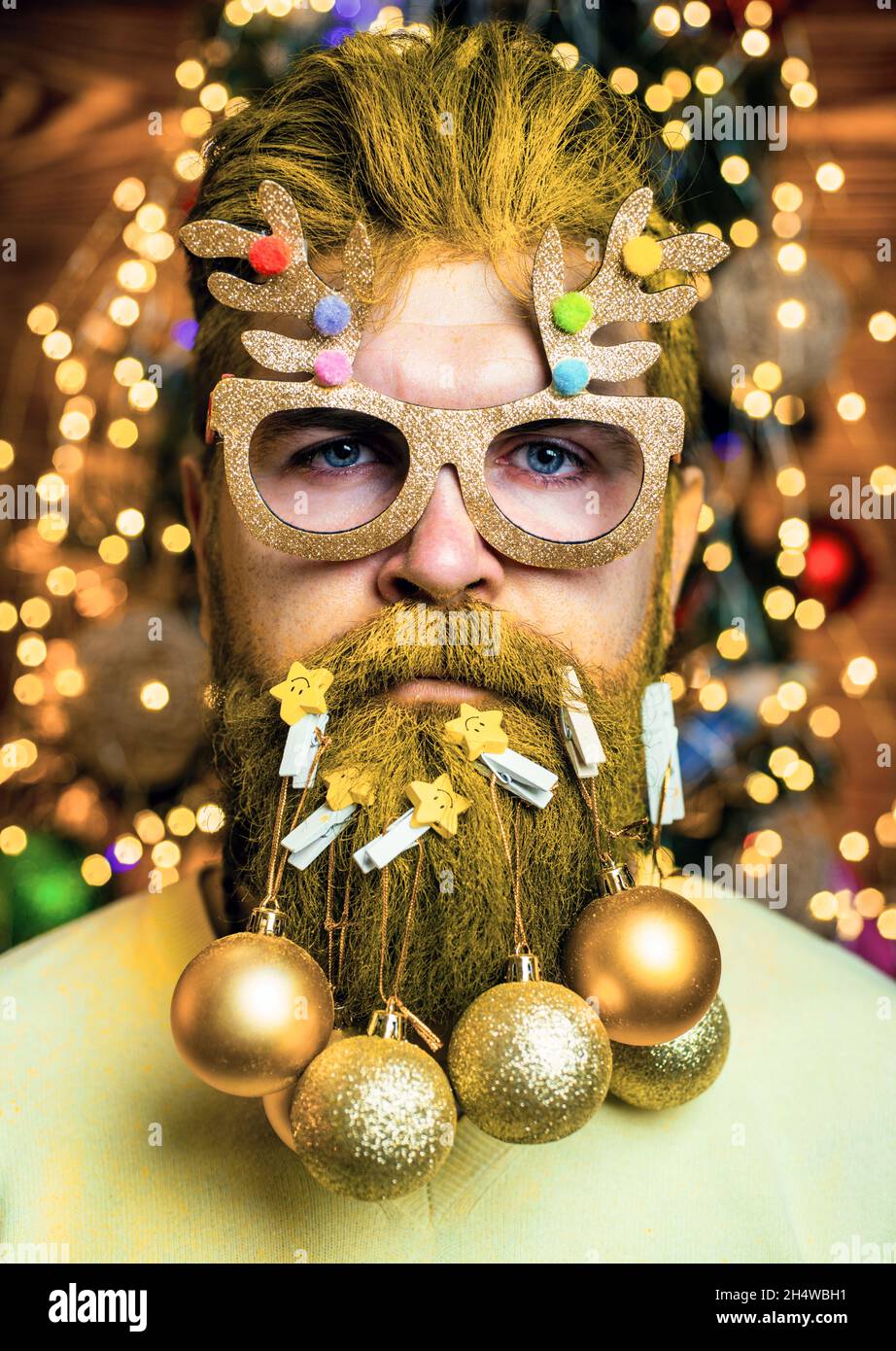Retrato de un brutal Papá Noel. Barba con bola. Santa en peluquería. Estilo  de Navidad para el Santa moderno. Hombre de Santa Claus en Navidad  Fotografía de stock - Alamy