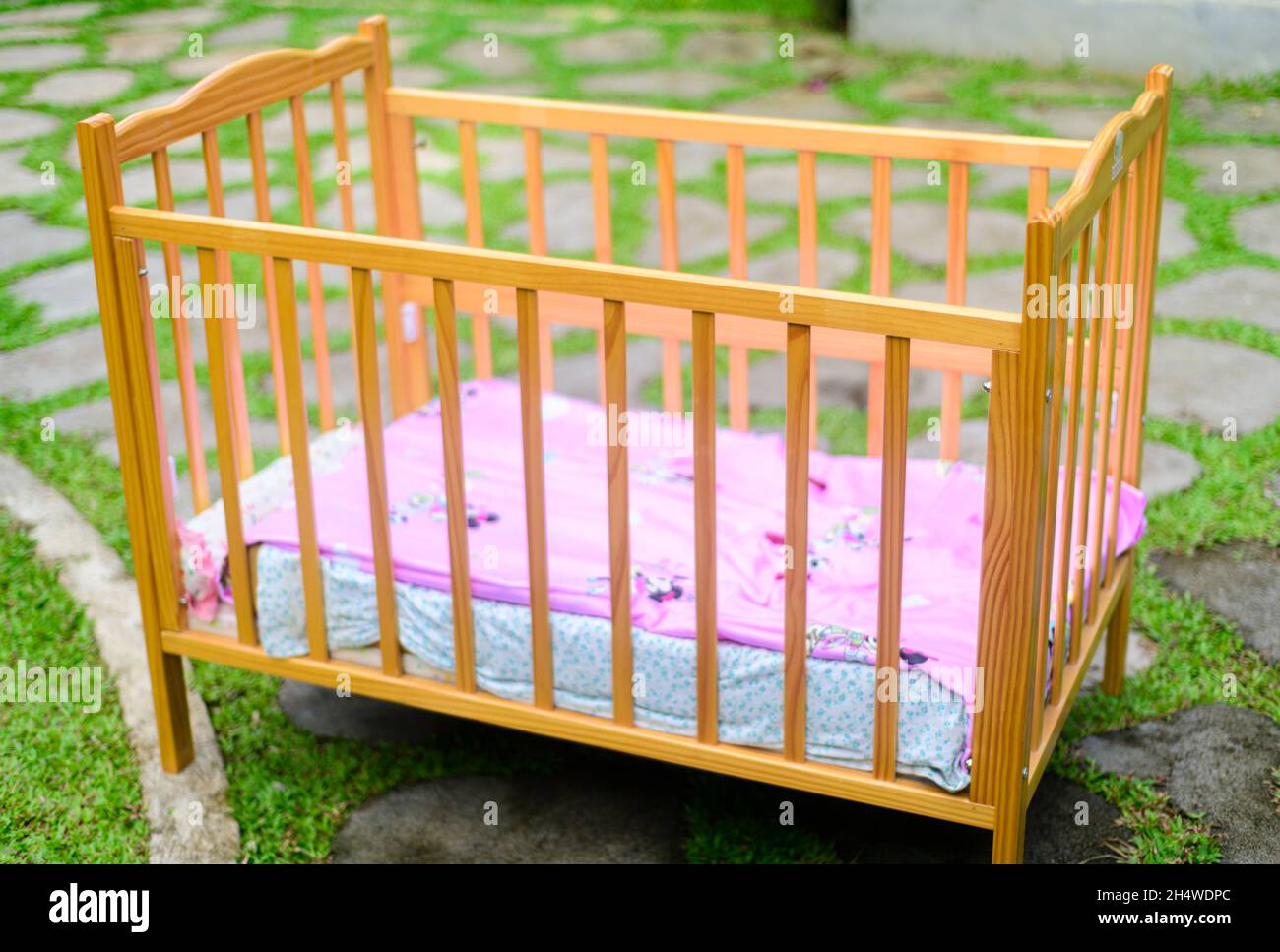 Cuna de madera para bebé fotografías e imágenes de alta resolución - Alamy