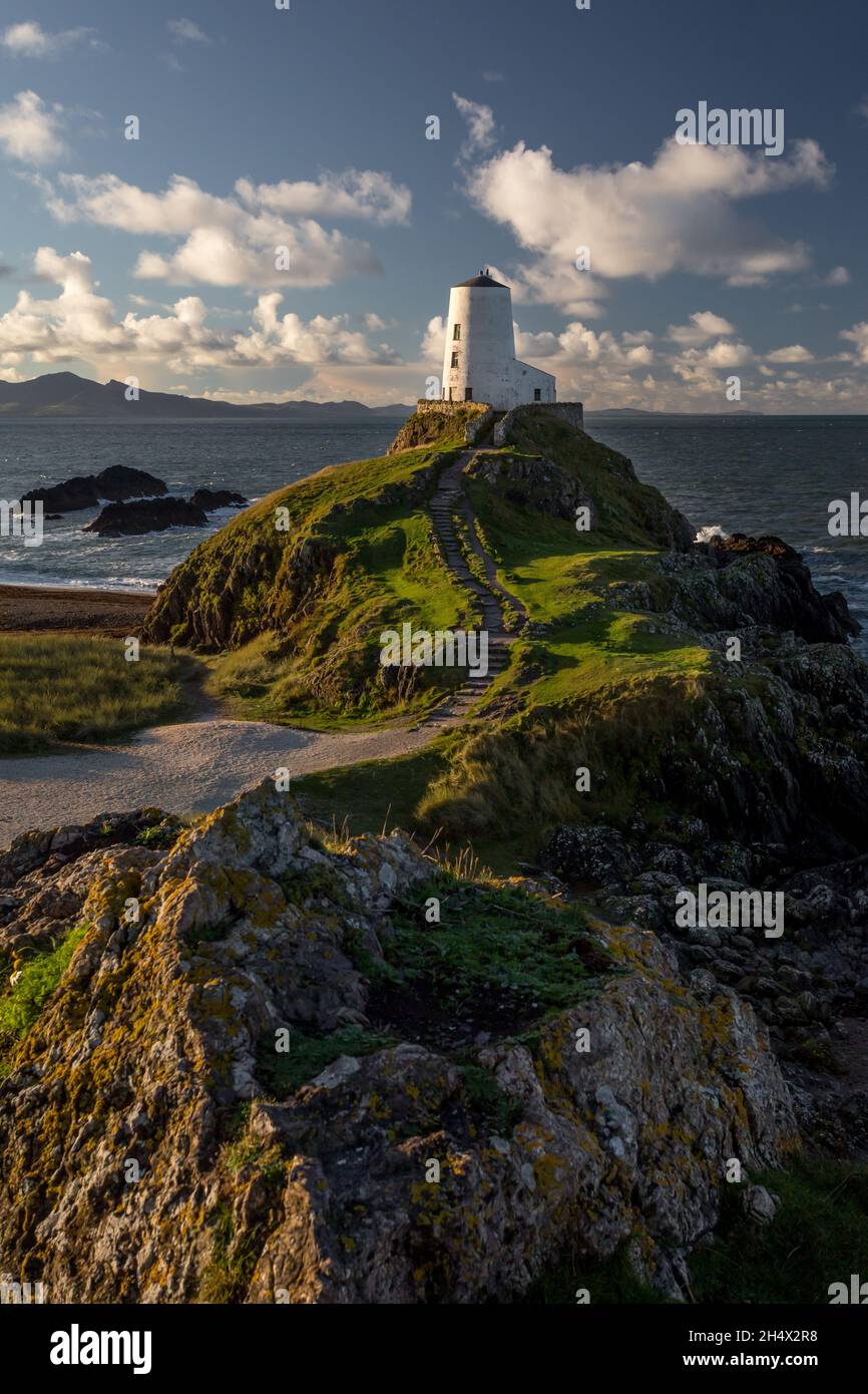 Faro de la isla de Llanddwyn, Twr Mawr, Ynys Llanddwyn en Ynys Mon (Anglesey), Gales del Norte. Foto de stock