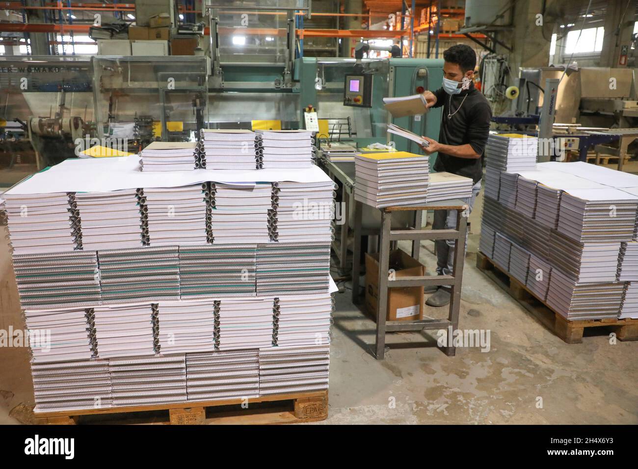 Un trabajador organiza cuadernos en Oriental Paper Products, una