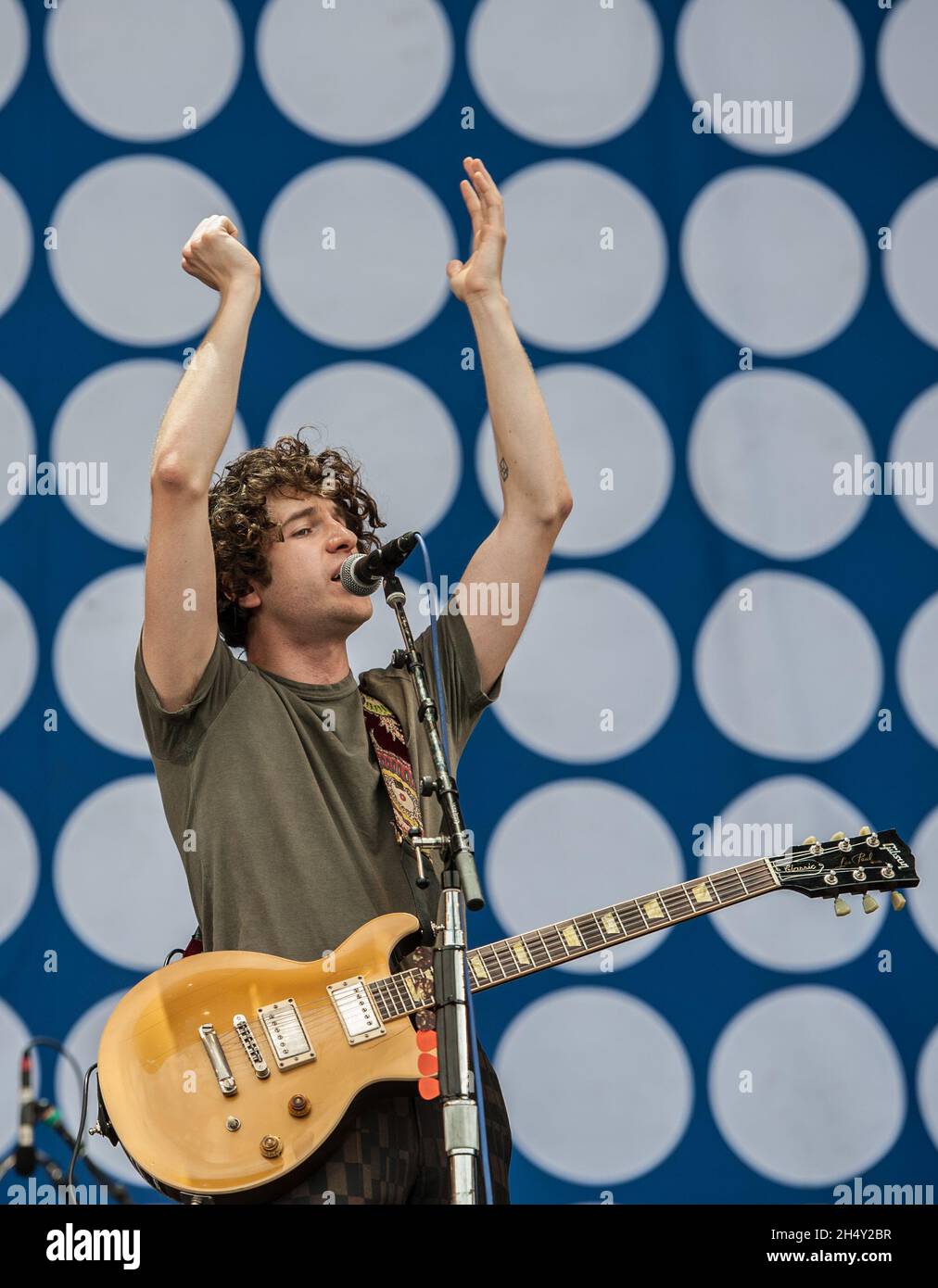 Luke Pritchard de los Kooks actúa en el escenario el día 1 de V Festival el 22 2015 de agosto en Weston Park, Staffordshire, Reino Unido Foto de stock