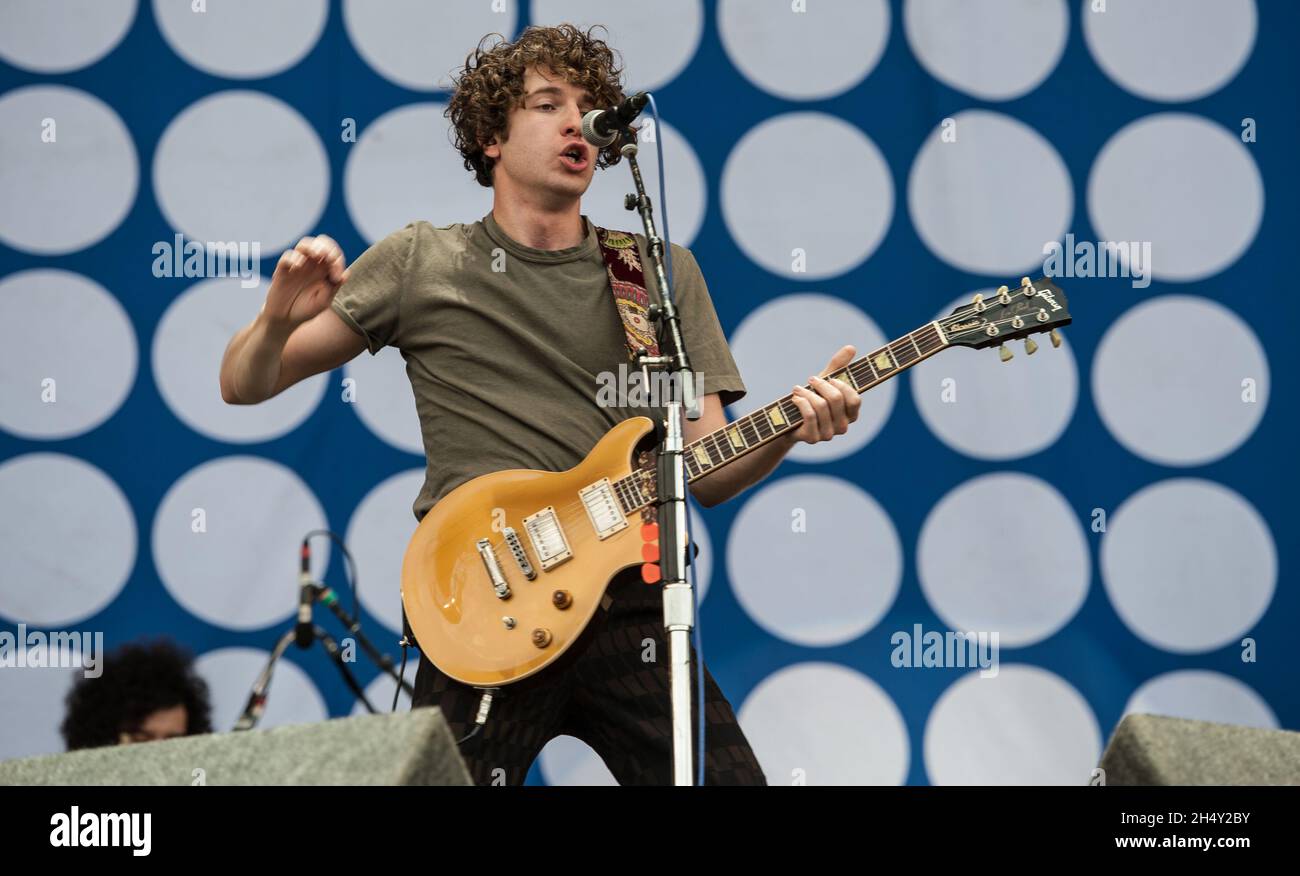 Luke Pritchard de los Kooks actúa en el escenario el día 1 de V Festival el 22 2015 de agosto en Weston Park, Staffordshire, Reino Unido Foto de stock