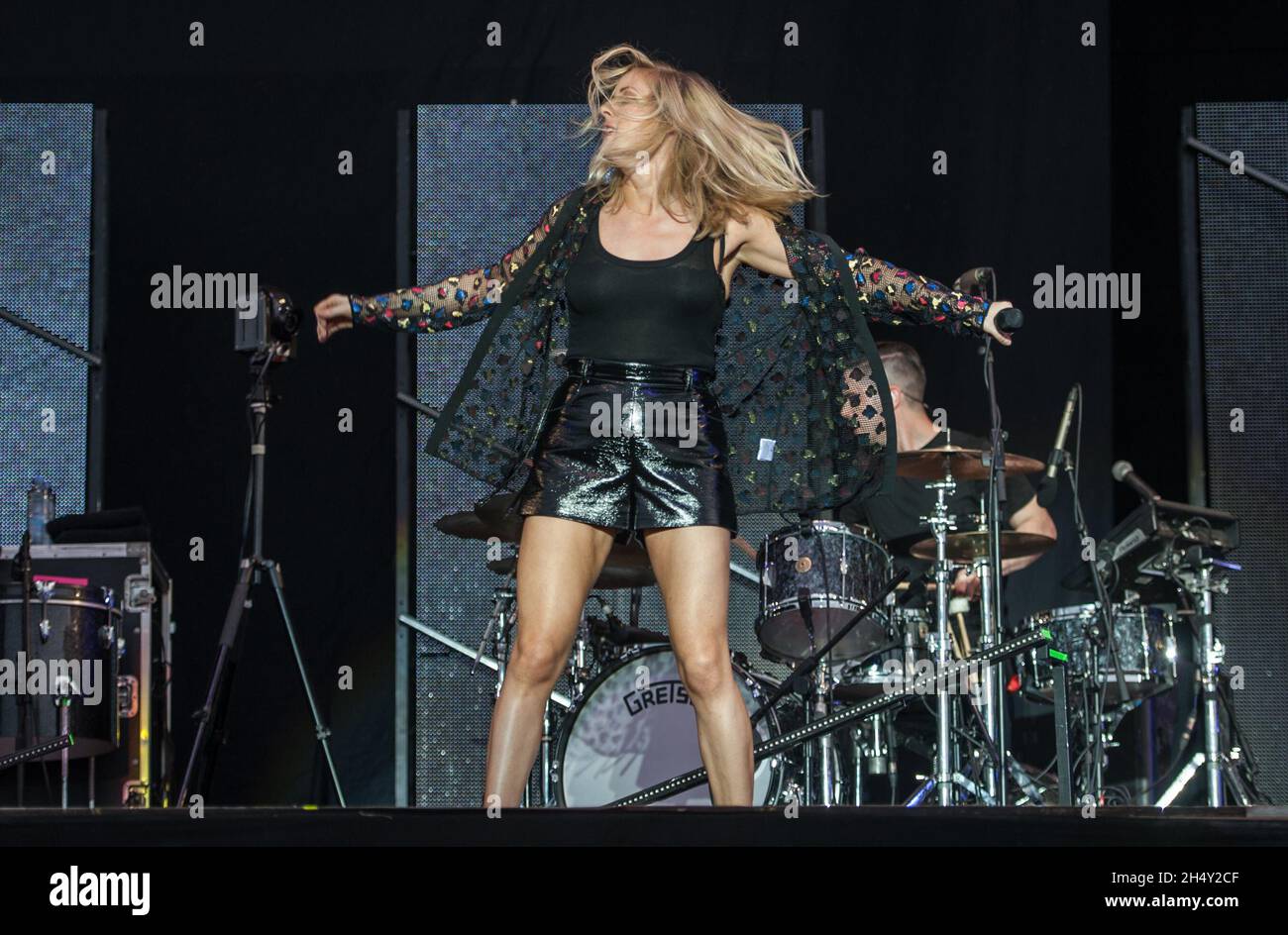 Ellie Goulding vive en el escenario el día 1 de V Festival el 22 2015 de agosto en Weston Park, Staffordshire, Reino Unido Foto de stock