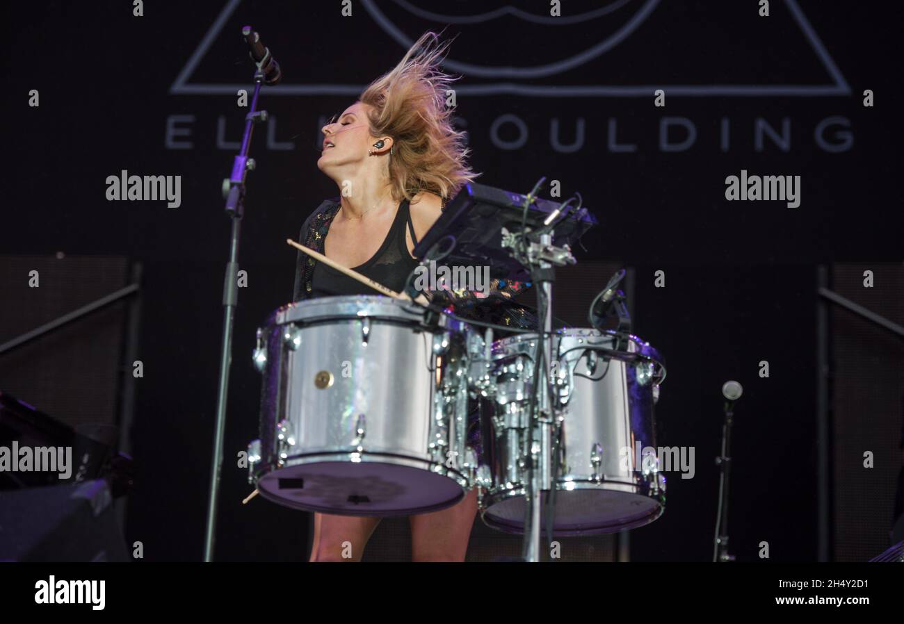 Ellie Goulding vive en el escenario el día 1 de V Festival el 22 2015 de agosto en Weston Park, Staffordshire, Reino Unido Foto de stock