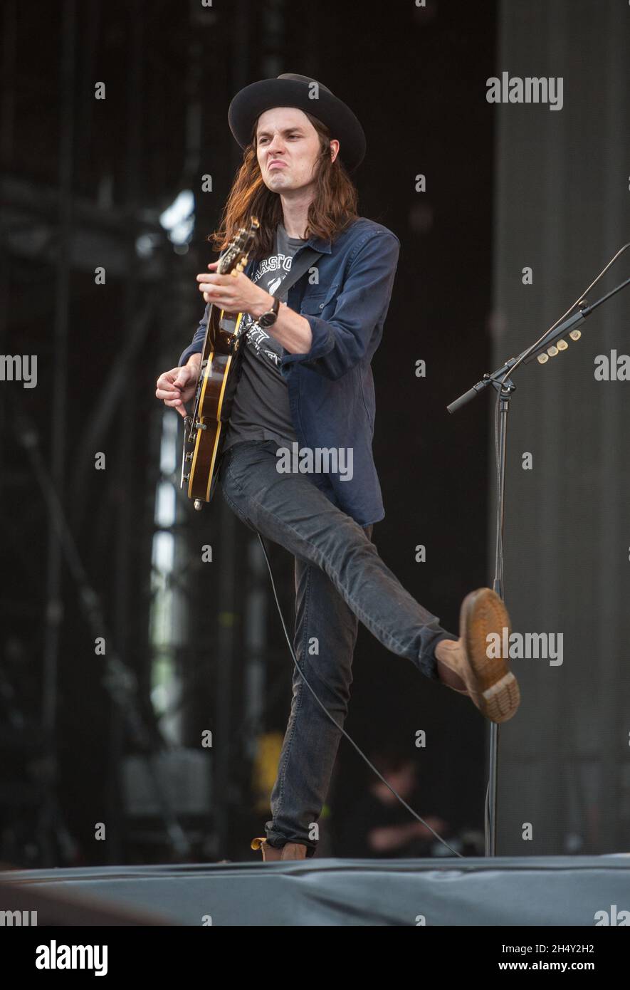 James Bay tocando en vivo en el escenario el día 2 de V Festival el 23 2015 de agosto en Weston Park, Staffordshire, Reino Unido Foto de stock
