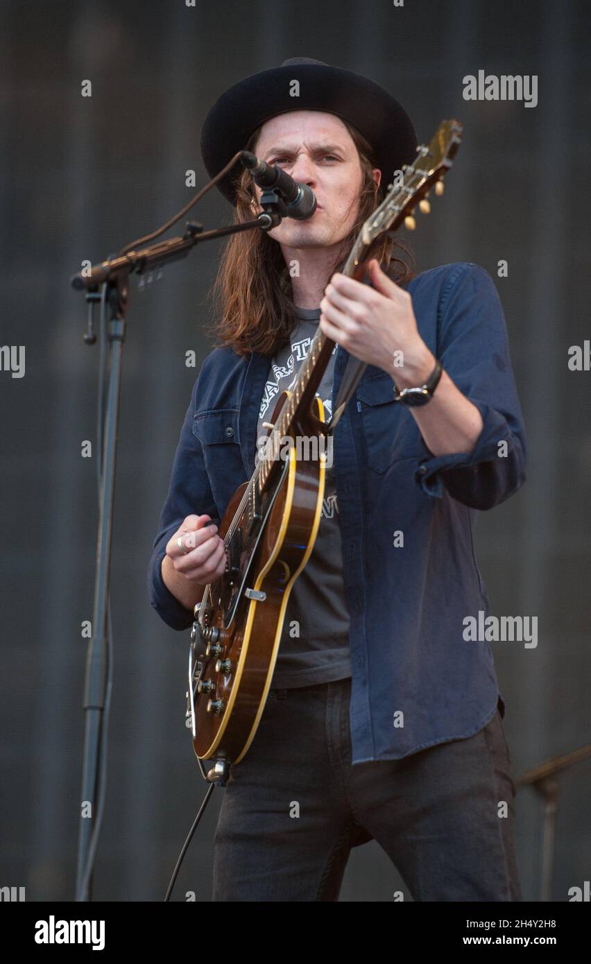 James Bay tocando en vivo en el escenario el día 2 de V Festival el 23 2015 de agosto en Weston Park, Staffordshire, Reino Unido Foto de stock