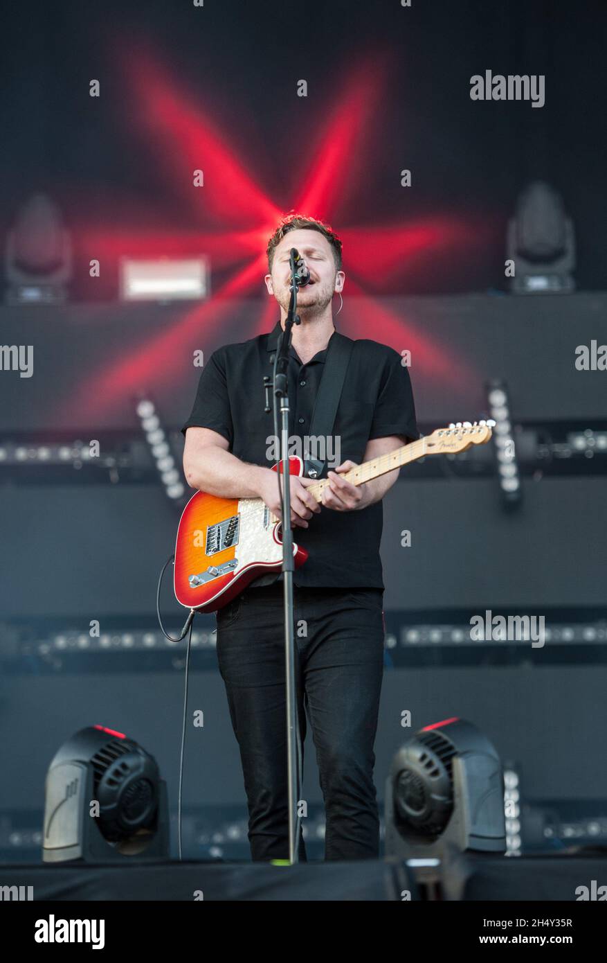Joe Newman de Alt-J tocando en directo en el escenario el día 2 del Festival Leeds el 29 2015 de agosto en Bramham Park, Yorkshire, Reino Unido Foto de stock