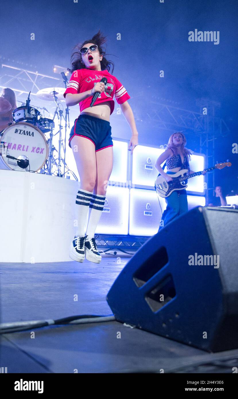 Charli XCX interpretando en directo en el escenario el día 3 del Festival de Leeds el 30 2015 de agosto en Bramham Park, Yorkshire, Reino Unido Foto de stock