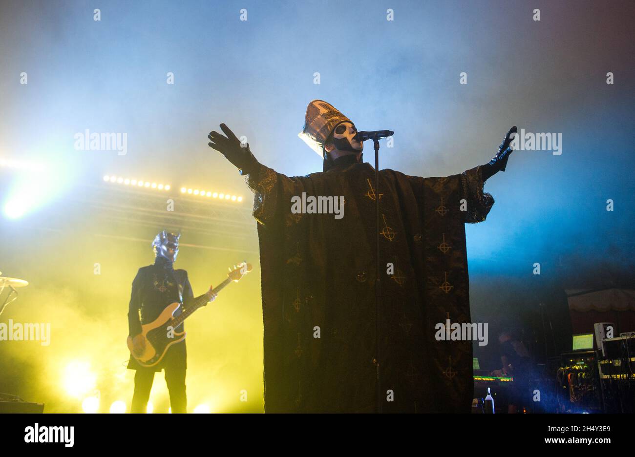 Papa Emérito de Ghost actuando en directo en el escenario el día 3 del Festival de Leeds el 30 2015 de agosto en Bramham Park, Yorkshire, Reino Unido Foto de stock