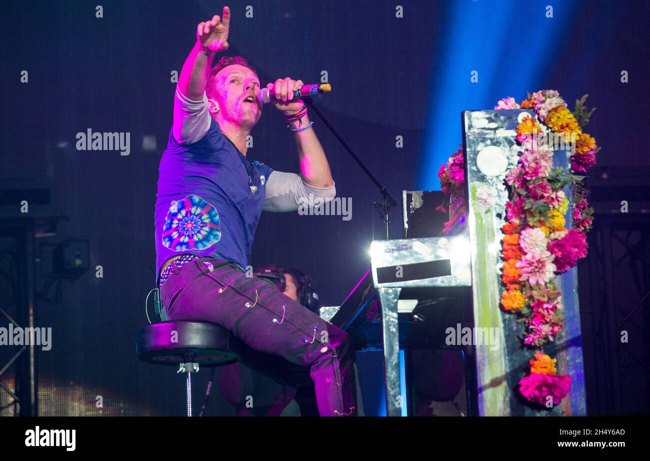Chris Martin de Coldplay interpretando en directo en el escenario el día 2  del Big Weekend de Radio 1 en Powderham Castle el 29 2016 de mayo en  Exeter, Reino Unido Fotografía de stock - Alamy