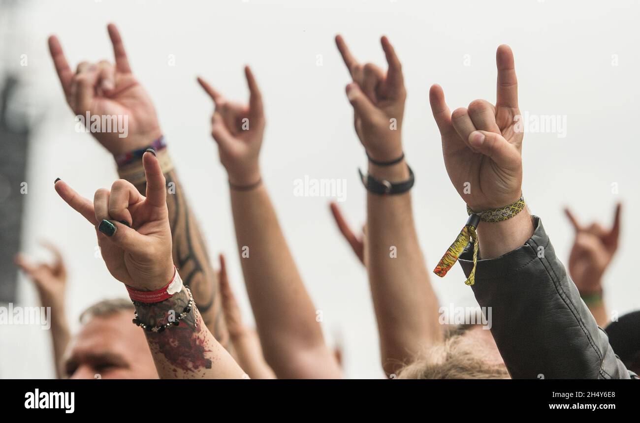 cuernos-metalicos-levantandose-en-el-aire-el-dia-2-del-festival-de-descargas-el-11-de-junio-de-2016-en-donington-park-reino-unido-2h4y6e8.jpg