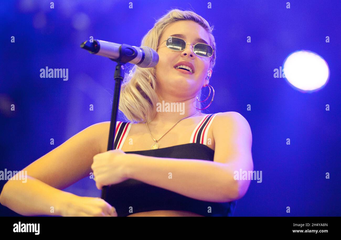 Anne-Marie en directo durante el Leeds Festival 2017 en Bramham Park,  Yorkshire, Reino Unido. Fecha de la foto: Sábado 26 agosto, 2017. Crédito  de la foto: Katja Ogrin/ EMPICS Entertainment Fotografía de