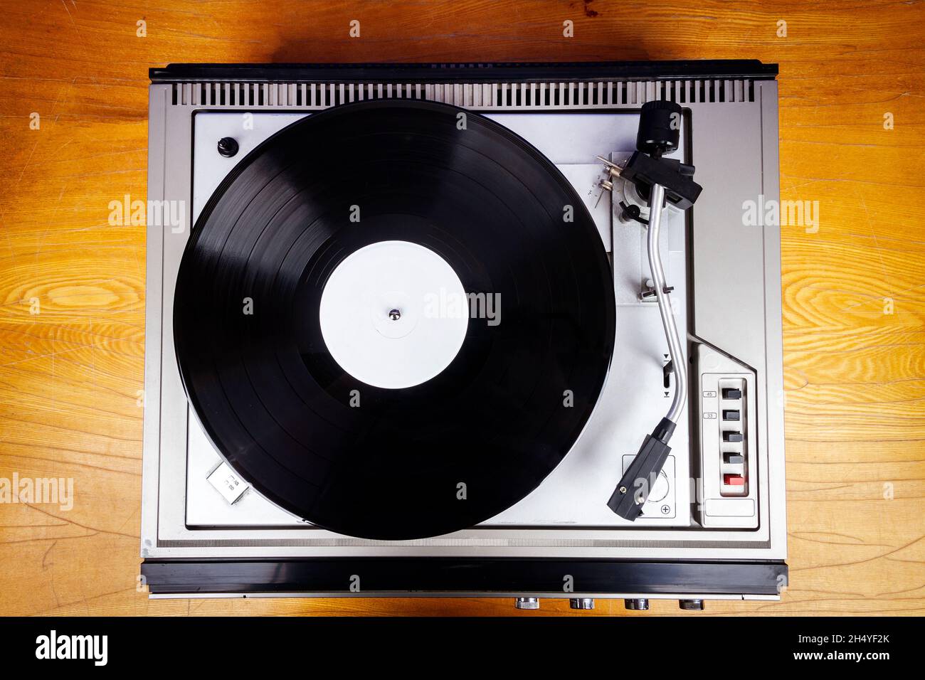 Vintage tocadiscos vinilo reproductor de discos en una mesa Fotografía de  stock - Alamy