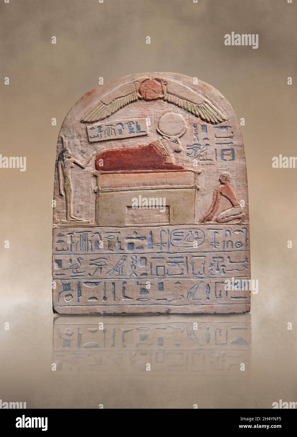 Antigua estela egipcia dedicada a Horoudja baliff del templo Ptah y el toro Apis, 643 aC, encontrado en Serapeum de Memphis. El Museo del Louvre N54 Foto de stock