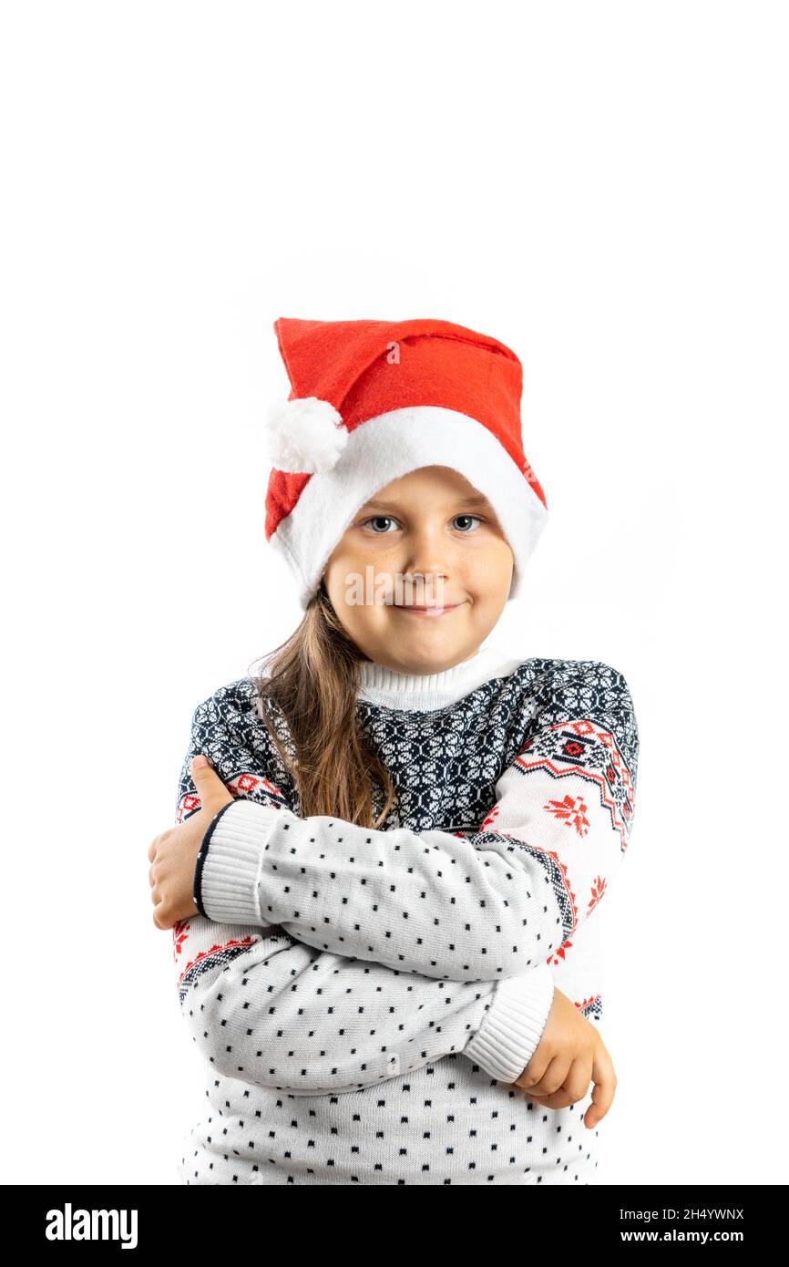 retrato de hermosa, modesta chica de regalo en blanco jersey de punto de Navidad con renos cruzó los brazos en el pecho, aislado sobre fondo blanco Foto de stock