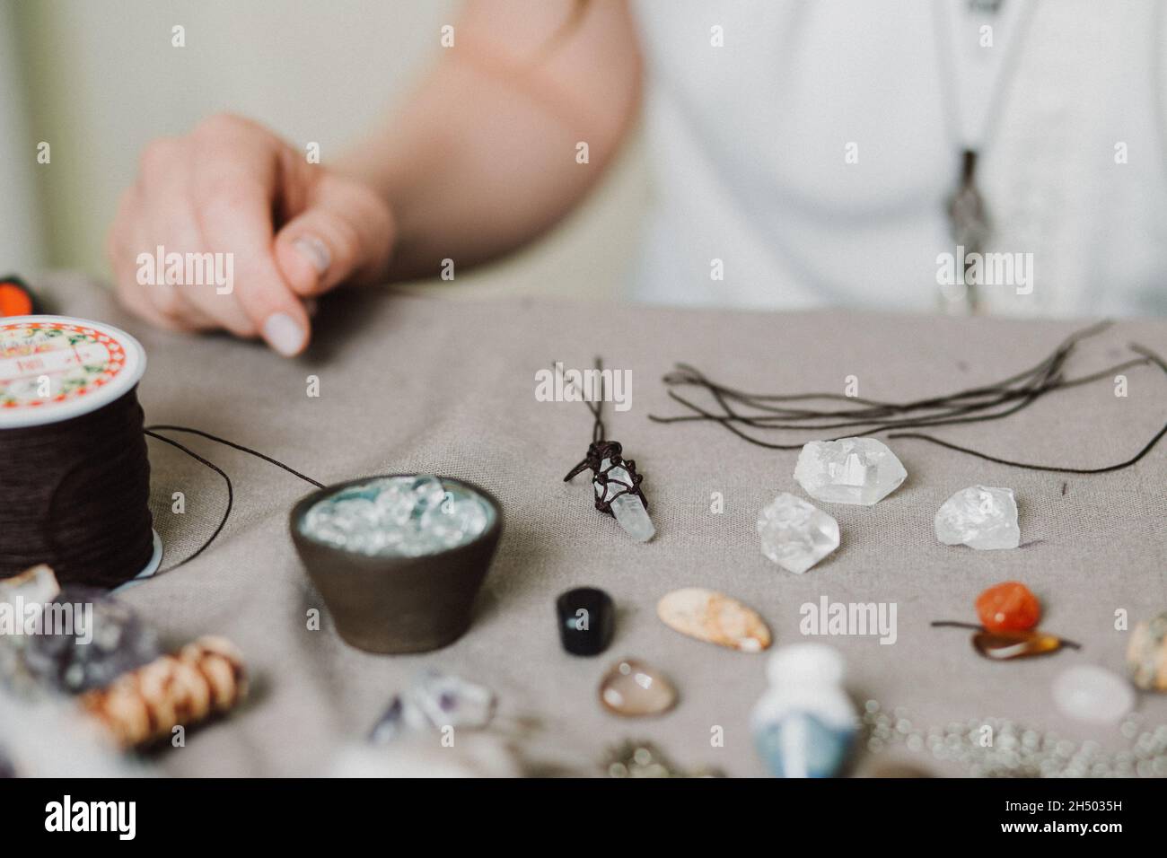 Joyas hechas a mano con piedras preciosas Fotografía de stock - Alamy