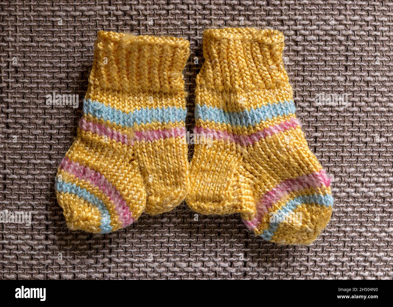 fotografía con hermosos calcetines variados para niños pequeños, hechos a  mano, hilo de lana, textura de punto Fotografía de stock - Alamy