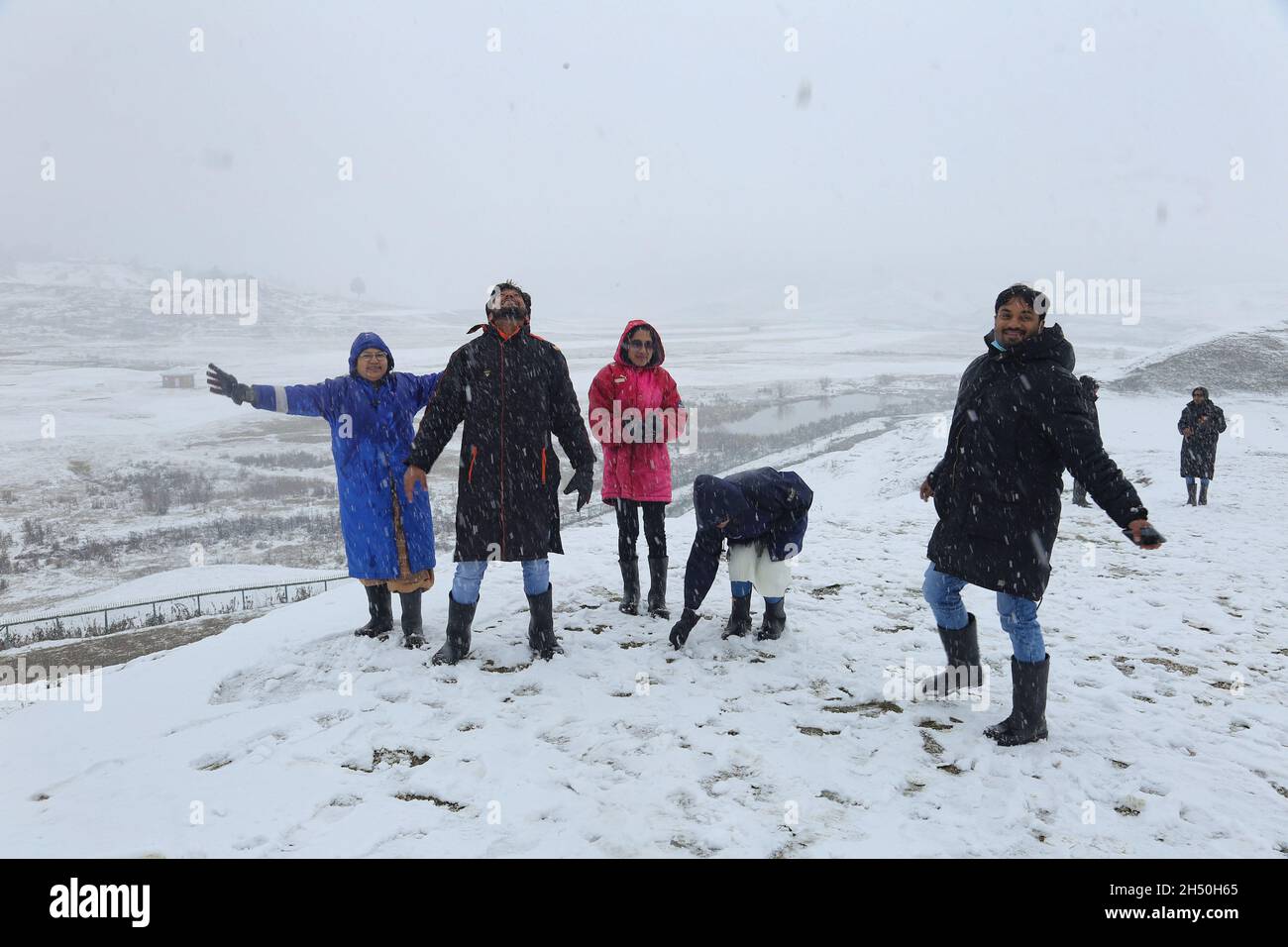 Srinagar, India. 05th Nov, 2021. Grupo de turistas indios disfrutan de la primera nevada de la temporada en Gulmarg, al oeste de Srinagar, India, el 5 de noviembre de 2021. A medida que el valle de Cachemira recibía fuertes nevadas en sus zonas altas, la carretera nacional Srinagar-Leh, de 434 km, la carretera más alta del mundo, estaba cerrada al tráfico. (Foto por : Sajad Hameed/Agencia Fotográfica INA/Sipa USA) Crédito: SIPA USA/Alamy Live News Foto de stock