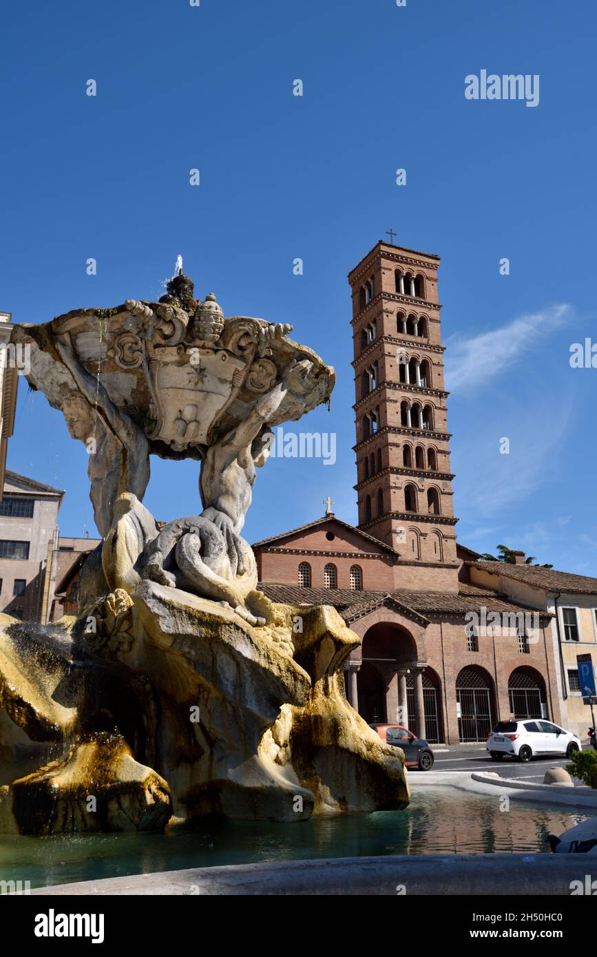 Italia, Roma, fuente de los tritones y la Basílica di Santa Maria en Cosmedin Foto de stock