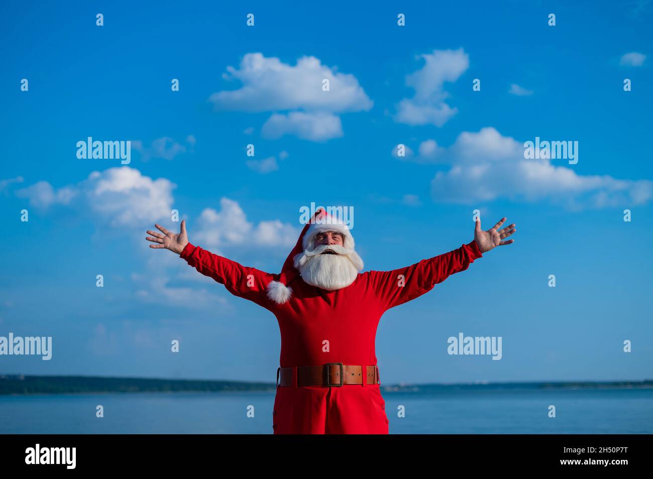 Santa claus posando junto al mar. Navidad en un país caliente Foto de stock