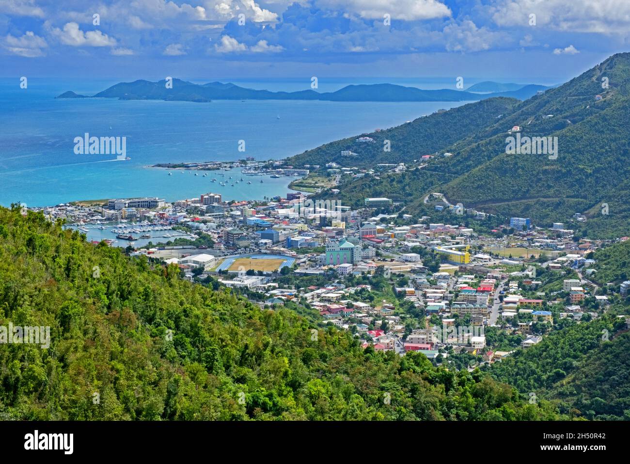 Vista sobre la ciudad capital Road Town y el puerto en forma de herradura en la isla Tortola, Islas Vírgenes Británicas, Antillas Menores, Mar Caribe Foto de stock