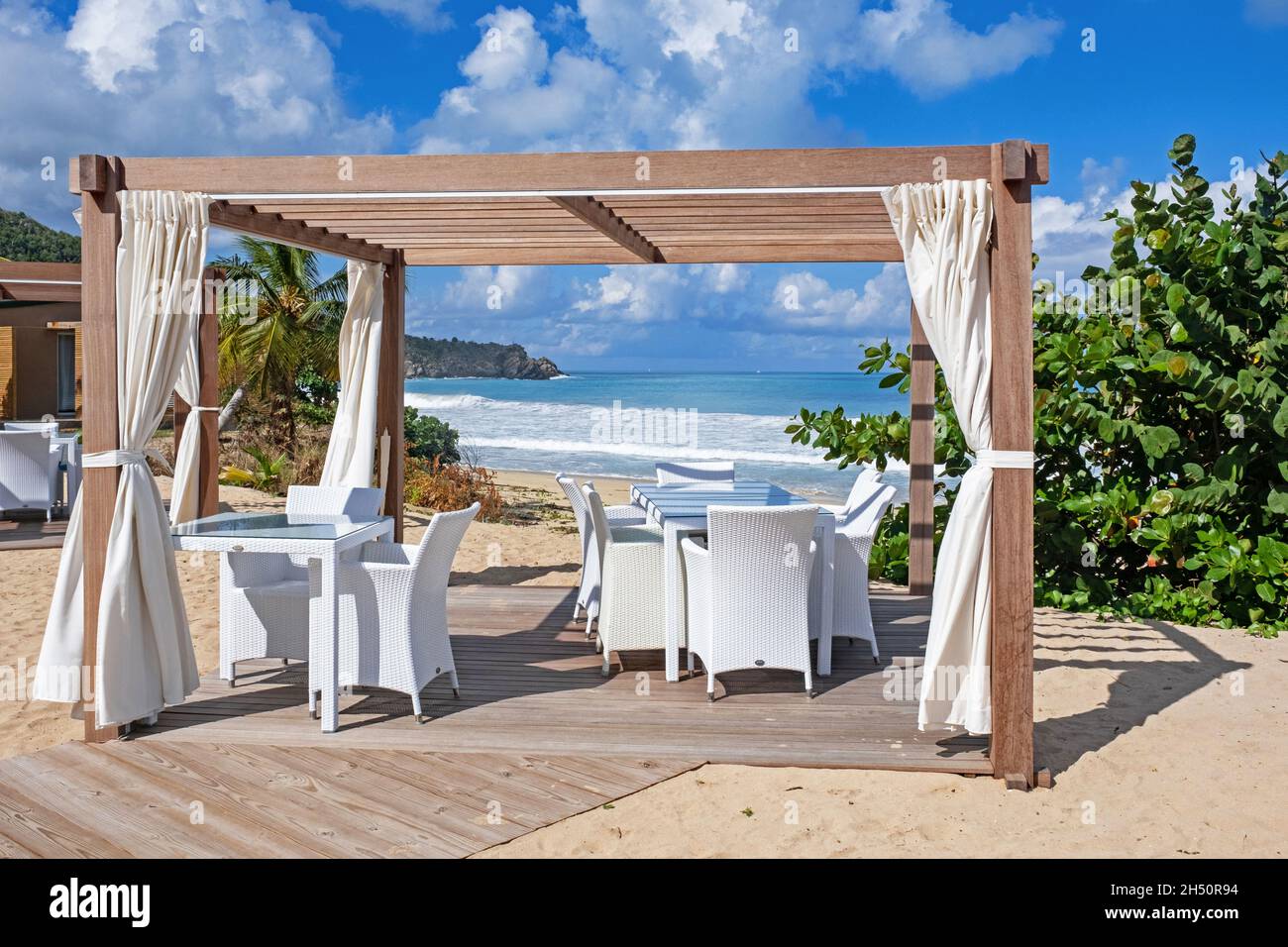 Cena de lujo en la playa con vistas al océano en la isla de Tortola, Islas Vírgenes Británicas, Antillas Menores, Mar Caribe Foto de stock