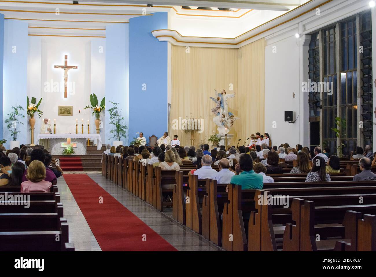 Fieles asistentes a misa en la iglesia Nossa Senhora da Assunção en Salvador, Bahía. Foto de stock