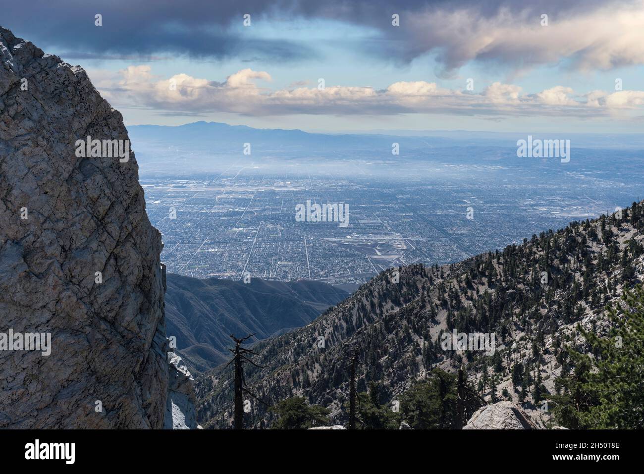 Vista del pico Ontario desde las montañas San Gabriel en el bosque nacional de Los Ángeles cerca de Los Ángeles, California. Foto de stock