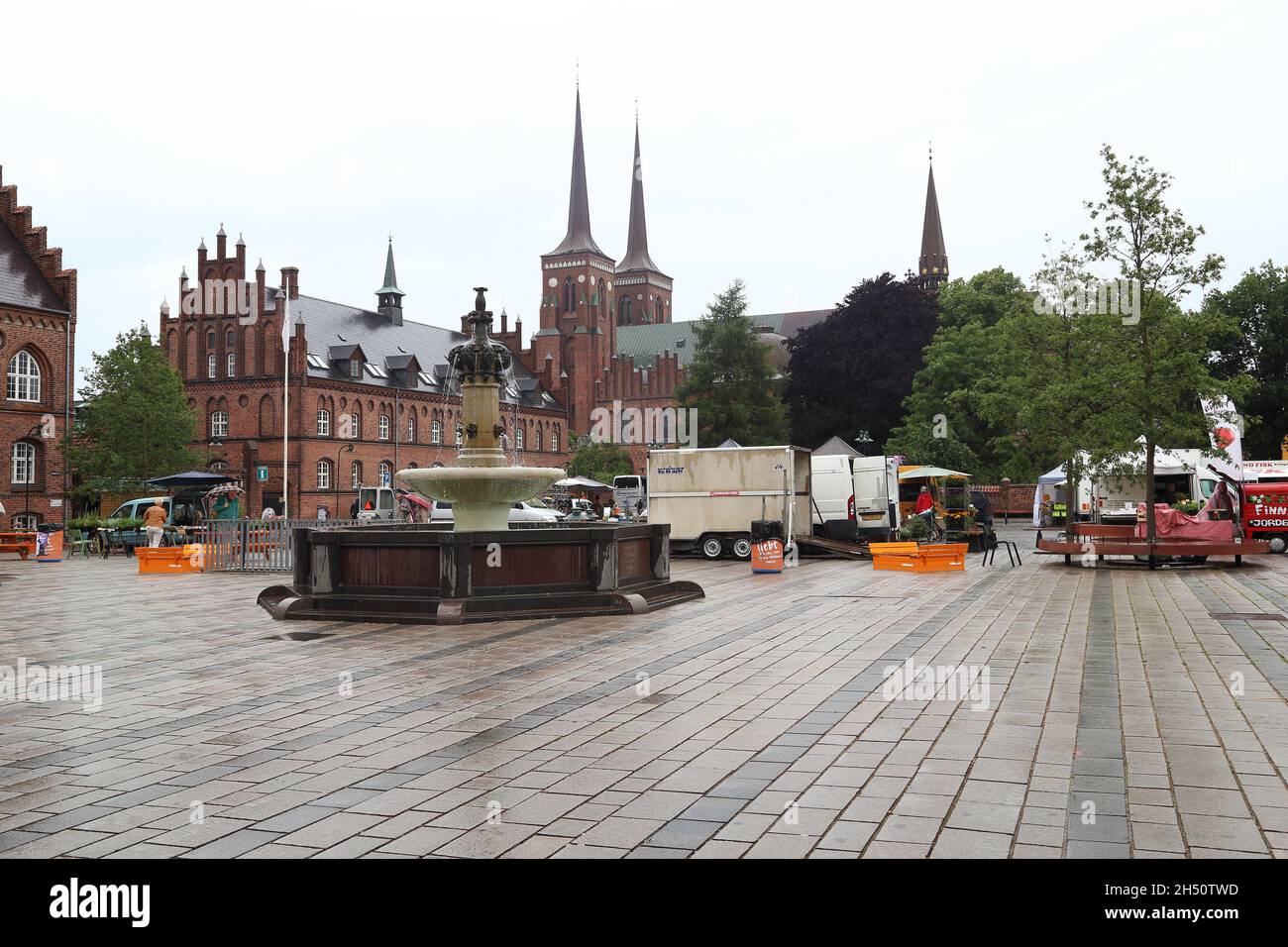 ROSKILDE, DINAMARCA - 29 DE JUNIO de 2016: Es la plaza Staendertorvet cerca de la catedral principal del país. Foto de stock