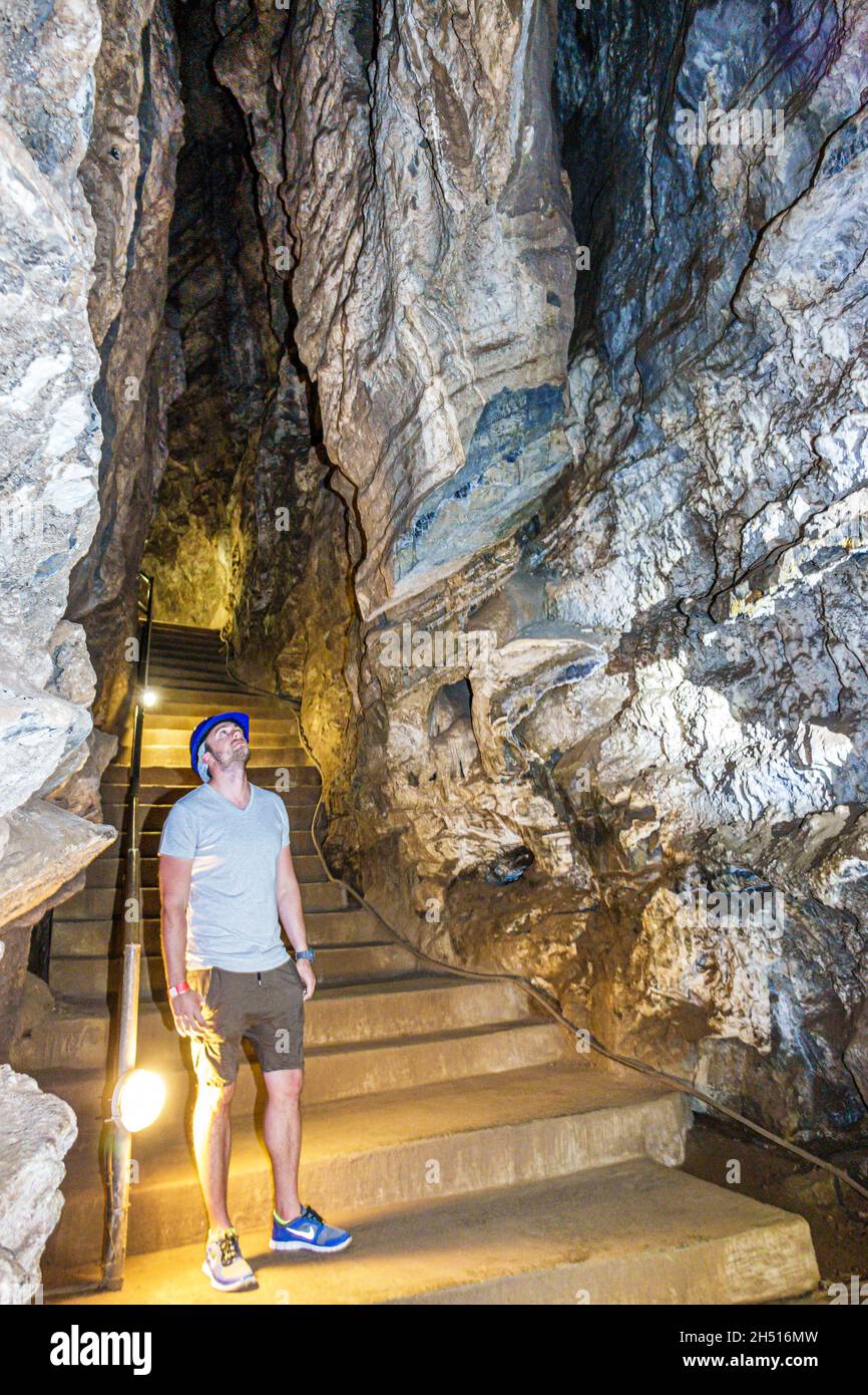 Johannesburgo Sudáfrica, Muldersdrift Sterkfontein Caves, hominin sitio homínido, Cuna de la humanidad cueva interior hombre buscando Foto de stock