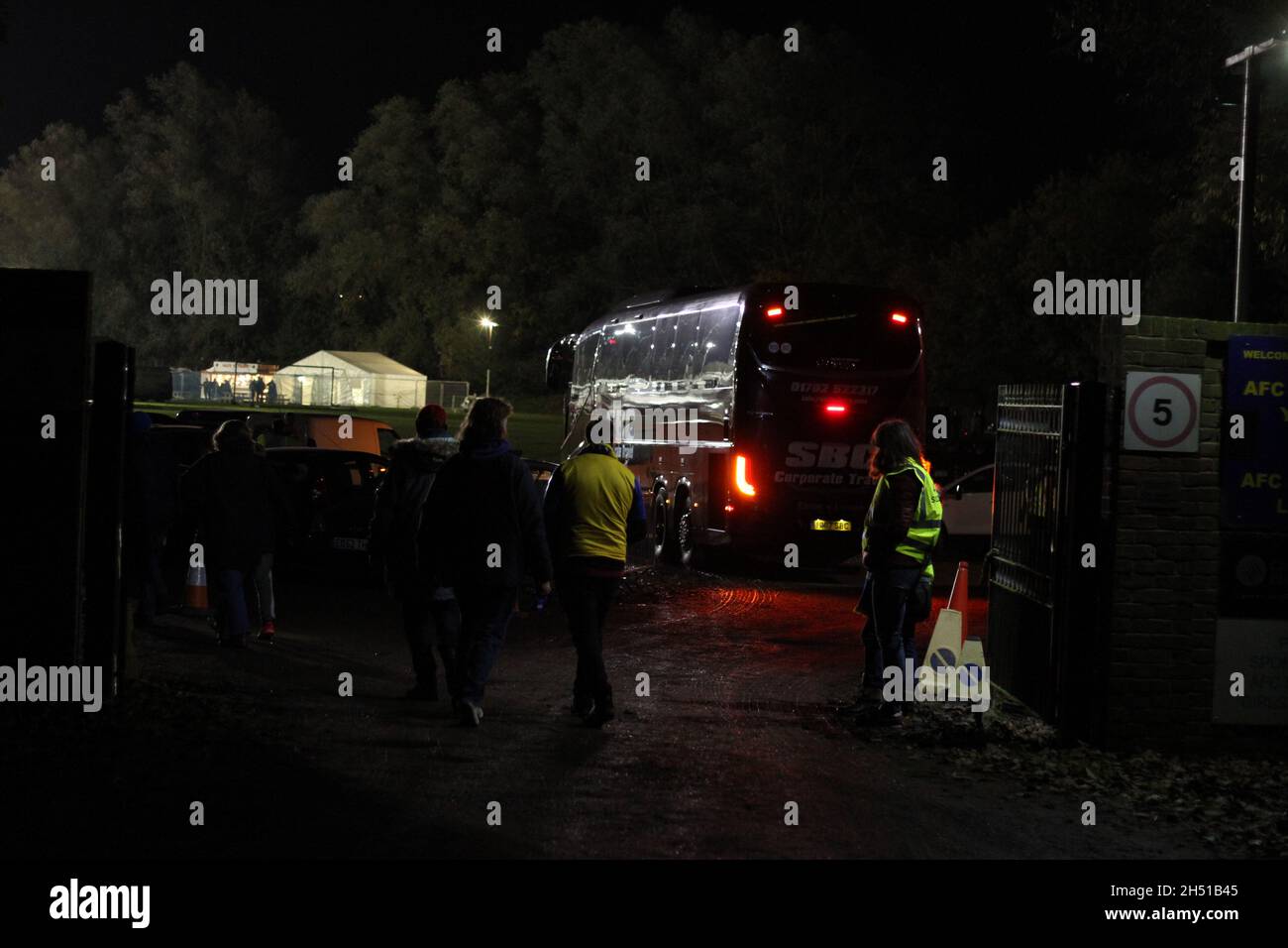 El autobús del equipo de Colchester United de la Liga Dos llega a la tierra natal de AFC Sudbury de la División Norte de la Liga Isthmian para el primer empate en la primera ronda apropiada de la Copa FA. Foto de stock