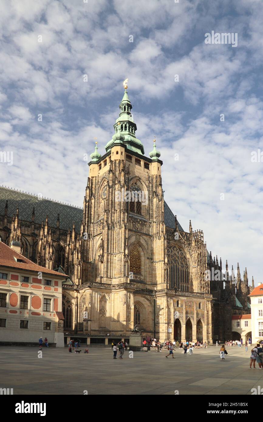 Antigua catedral de praga, cielo azul nublado Foto de stock