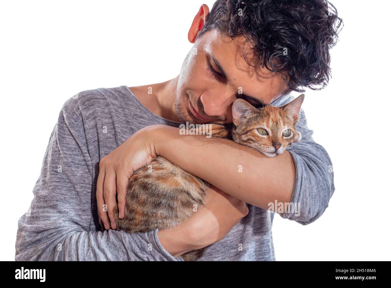 El hombre abrazando a su gato, aislado sobre fondo blanco. Un joven adulto  que se perdió a su mascota la abraza con mucho amor Fotografía de stock -  Alamy